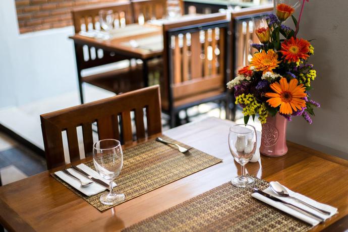 Imagen del bar/restaurante del Hotel Ratana. Foto 4