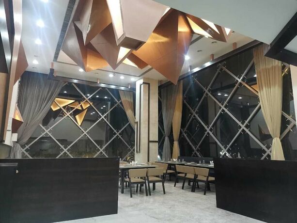Imagen del bar/restaurante del Hotel Ratnapriya And Resort. Foto 18