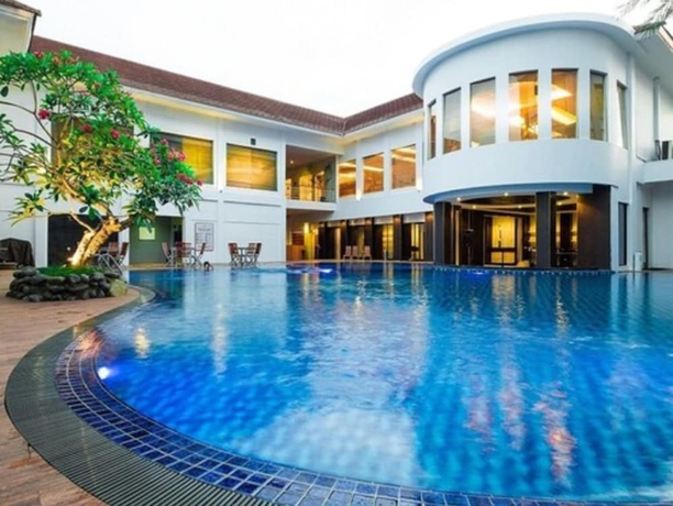 Imagen de la piscina del Hotel Rattan Inn. Foto 18