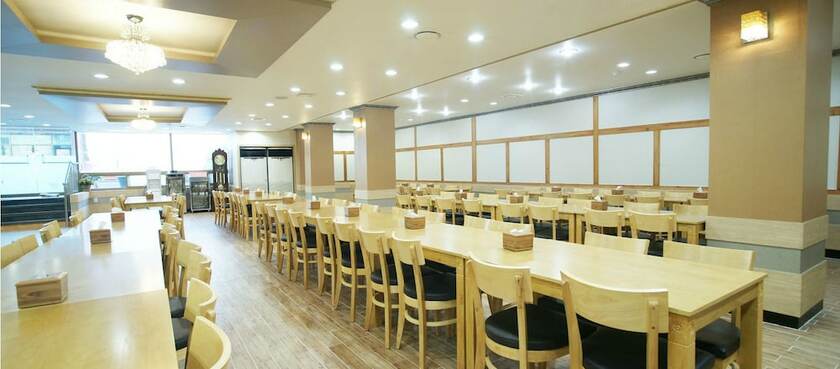 Imagen del bar/restaurante del Hotel Raum. Foto 14