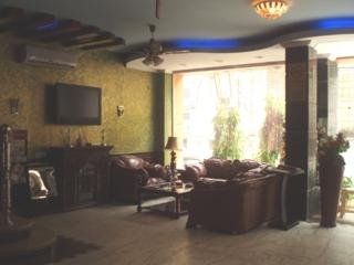 Imagen de los interiores del Hotel Raunak International. Foto 10