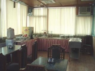 Imagen del bar/restaurante del Hotel Raunak International. Foto 4