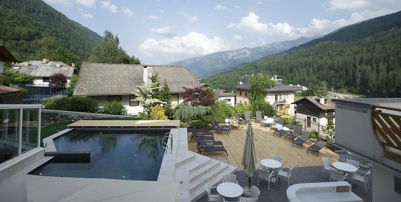 Imagen de la piscina del Hotel Ravelli. Foto 16