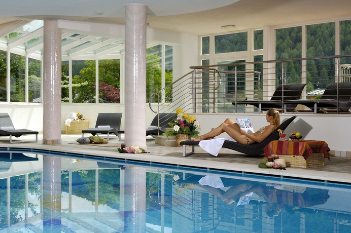 Imagen de la piscina del Hotel Ravelli. Foto 18