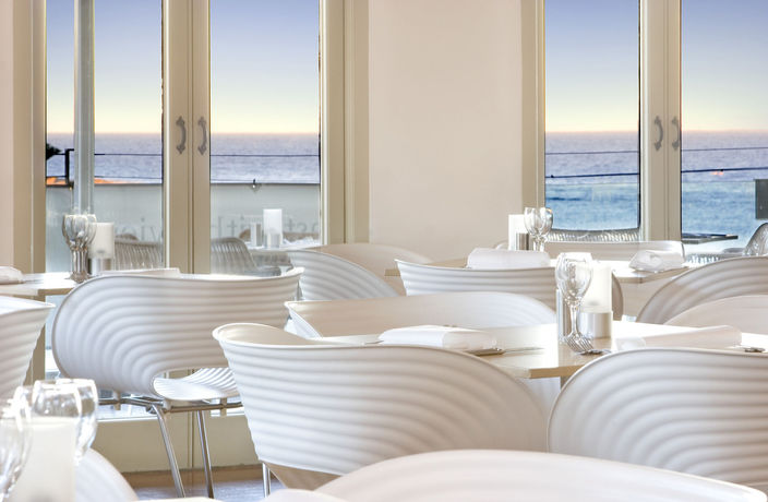 Imagen de los exteriores del Hotel Ravesis. Foto 7