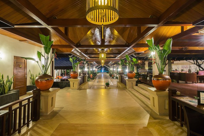 Imagen de los interiores del Hotel Ravindra Beach Resort and Spa. Foto 19