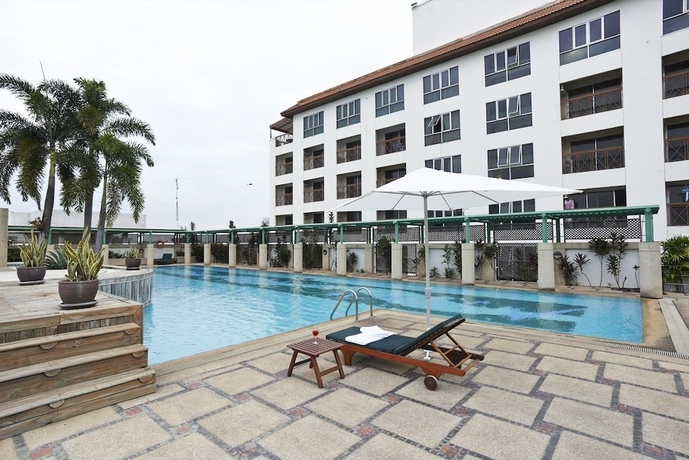 Imagen de la piscina del Hotel Ravipha Residences. Foto 14