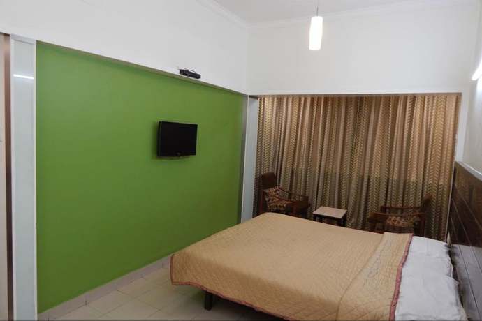 Imagen de la habitación del Hotel Raviraj. Foto 13