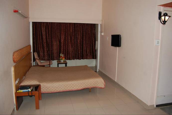 Imagen de la habitación del Hotel Raviraj. Foto 16