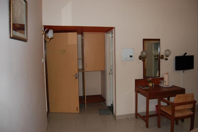Imagen de la habitación del Hotel Raviraj. Foto 18