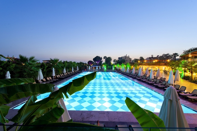 Imagen de la piscina del Hotel Raymar Resort and Aqua. Foto 16
