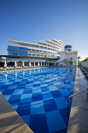 Imagen de la piscina del Hotel Raymar Resort and Aqua. Foto 18