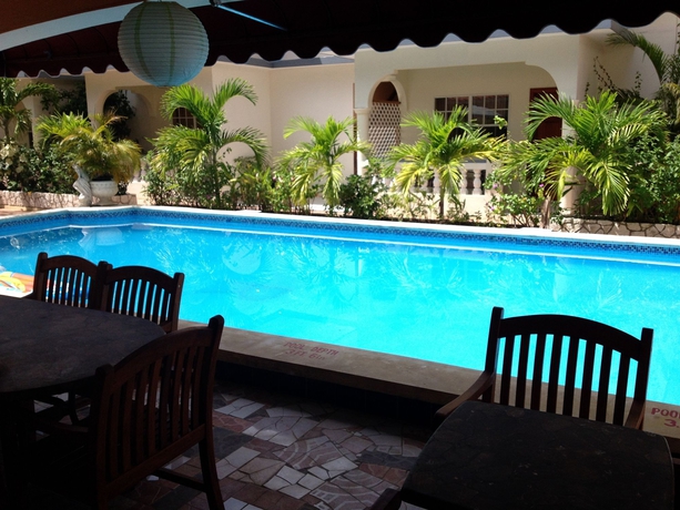 Imagen de la piscina del Hotel Rayon. Foto 16