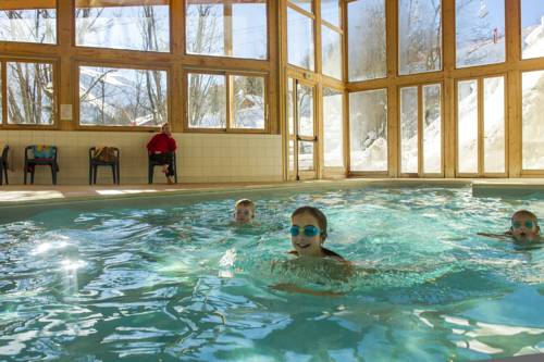 Imagen de la piscina del Hotel R&eacute;sidence Go&eacute;lia Le Balcon Des Neiges. Foto 16