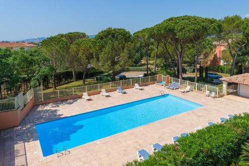 Imagen de la piscina del Hotel R&eacute;sidence Lagrange Vacances Le Domaine Des Grands Pins. Foto 11