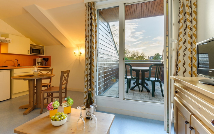 Imagen de los interiores del Hotel R&eacute;sidence Lagrange Vacances Les Roches Douvres. Foto 4