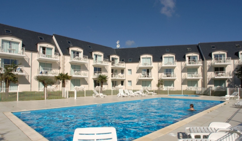 Imagen de la piscina del Hotel R&eacute;sidence Le Domaine Des Gl&eacute;nan. Foto 15