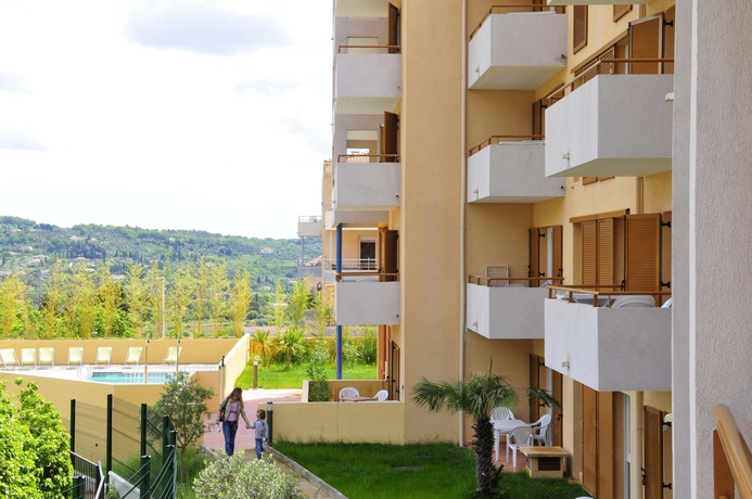 Imagen de los exteriores del Hotel R&eacute;sidence Le Virginia By Popinns. Foto 14