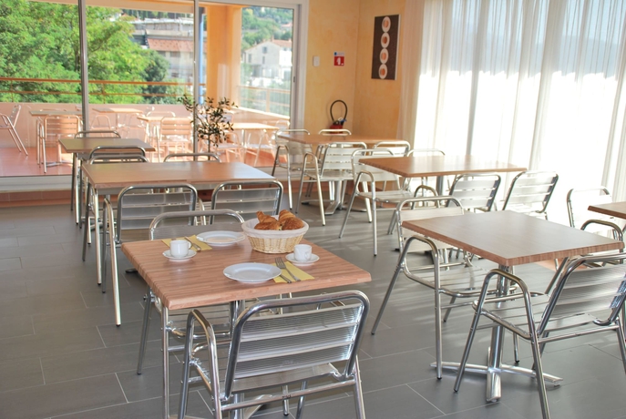 Imagen del bar/restaurante del Hotel R&eacute;sidence Le Virginia By Popinns. Foto 2