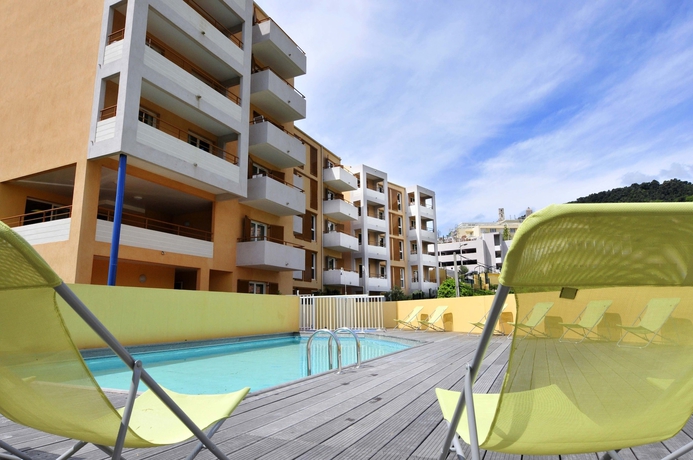 Imagen de la piscina del Hotel R&eacute;sidence Le Virginia By Popinns. Foto 19