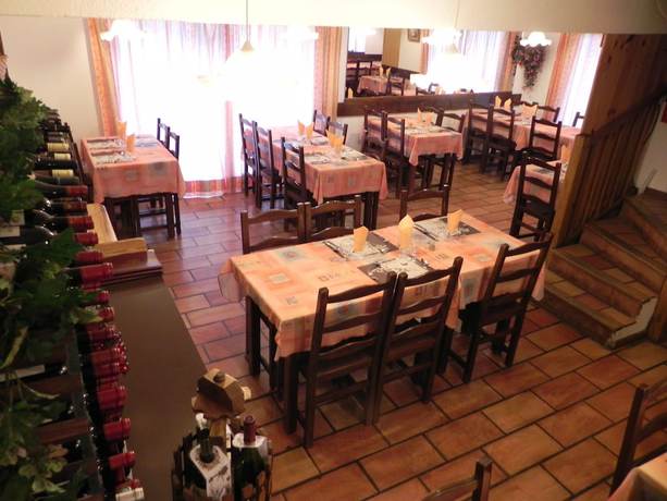 Imagen del bar/restaurante del Hotel R&eacute;sidence Les Colchiques. Foto 8