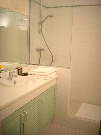 Imagen de la habitación del Hotel R&eacute;sidence Les Grands Pins. Foto 5