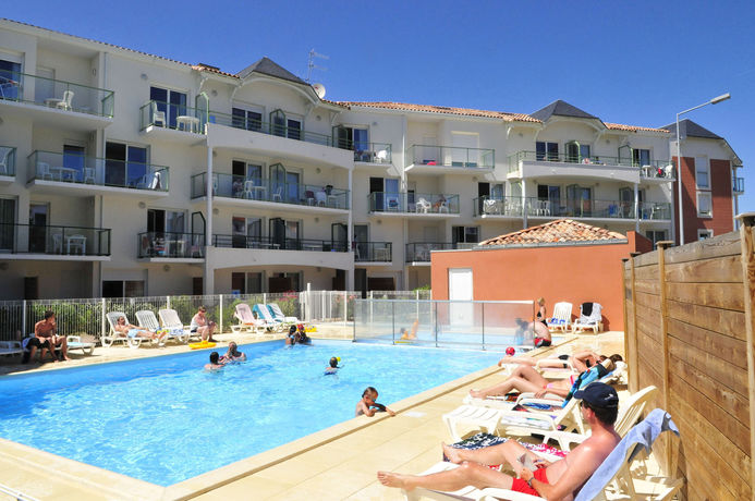 Imagen de la piscina del Hotel R&eacute;sidence Les Jardins De L'amiraut&eacute; - Vacanc&eacute;ole. Foto 14