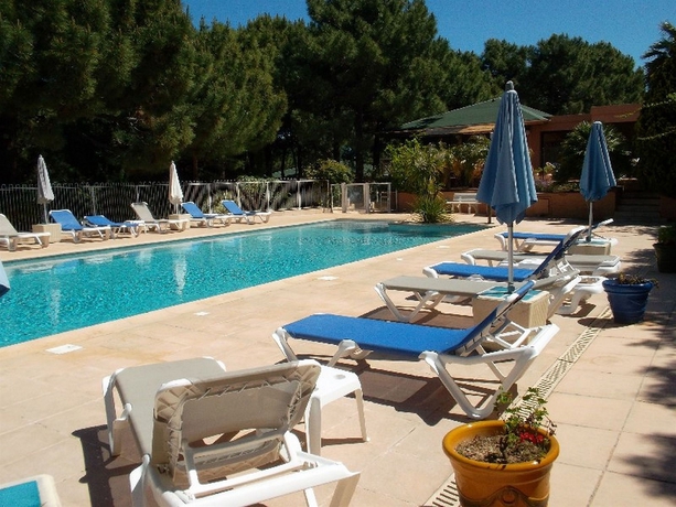 Imagen de la piscina del Hotel R&eacute;sidence Les Pins. Foto 16