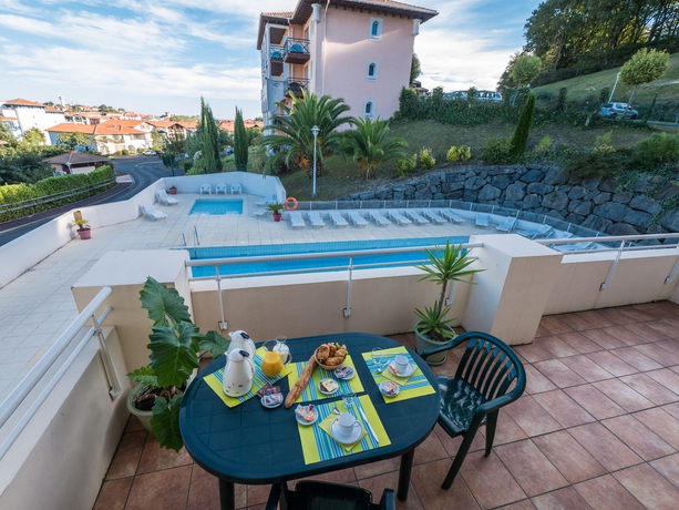 Imagen de los exteriores del Hotel R&eacute;sidence Mer & Golf Soko-Eder. Foto 6