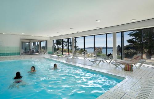 Imagen de la piscina del Hotel Résidence Nemea Iroise Armorique. Foto 16