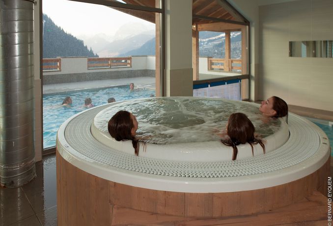 Imagen de la piscina del Hotel R&eacute;sidence Nemea Le Grand Ermitage. Foto 15