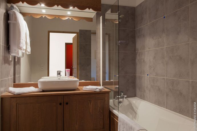 Imagen de la piscina del Hotel R&eacute;sidence Nemea Le Grand Ermitage. Foto 16