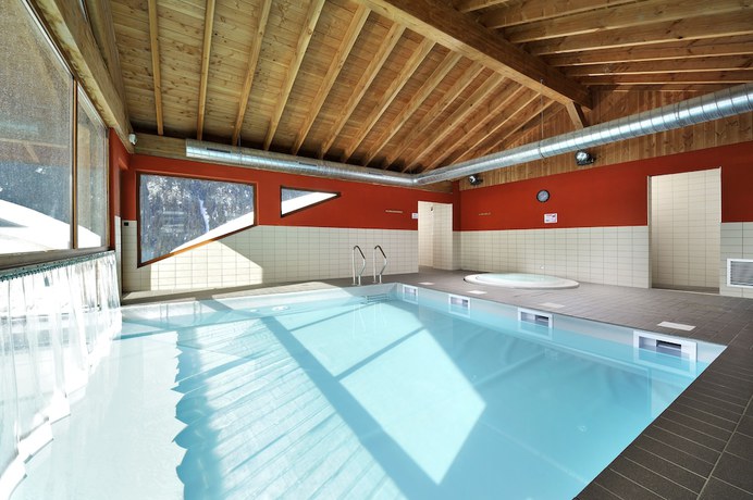 Imagen de la piscina del Hotel R&eacute;sidence Nemea Le Grand Lodge. Foto 20