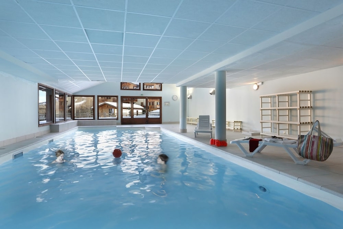 Imagen de la piscina del Hotel Résidence Nemea Les Chalets Des Evettes. Foto 17