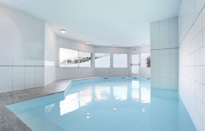 Imagen de la piscina del Hotel Résidence Odalys Les Belles Roches. Foto 17