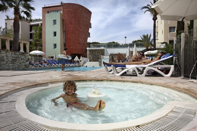 Imagen de la piscina del Hotel Résidence Pierre and Vacances Premium Port-prestige. Foto 15