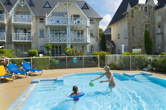 Imagen de la piscina del Hotel Résidence Pierre y Vacances Cap Glénan. Foto 17