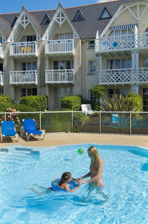 Imagen de la piscina del Hotel Résidence Pierre y Vacances Cap Glénan. Foto 18