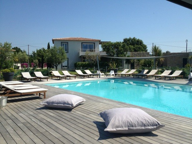 Imagen de la piscina del Hotel R&eacute;sidence Premium Les Villasportovecchio. Foto 16