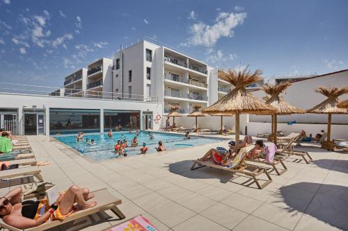 Imagen de los exteriores del Hotel R&eacute;sidence Prestige Odalys L\'Or&eacute;e du Parc. Foto 7