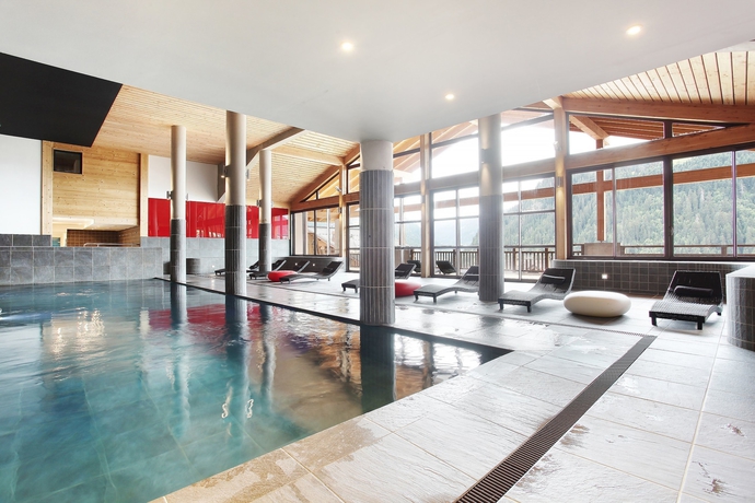 Imagen de la piscina del Hotel R&eacute;sidence Prestige Odalys Les Fermes De Chatel. Foto 17