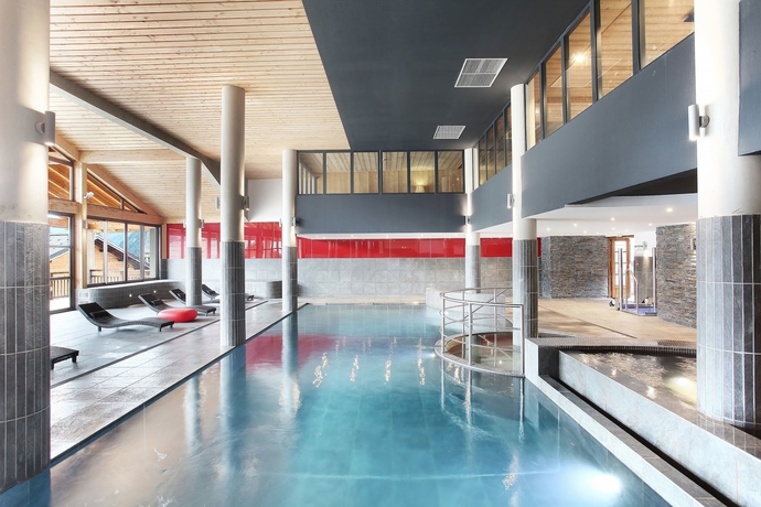 Imagen de la piscina del Hotel R&eacute;sidence Prestige Odalys Les Fermes De Chatel. Foto 18