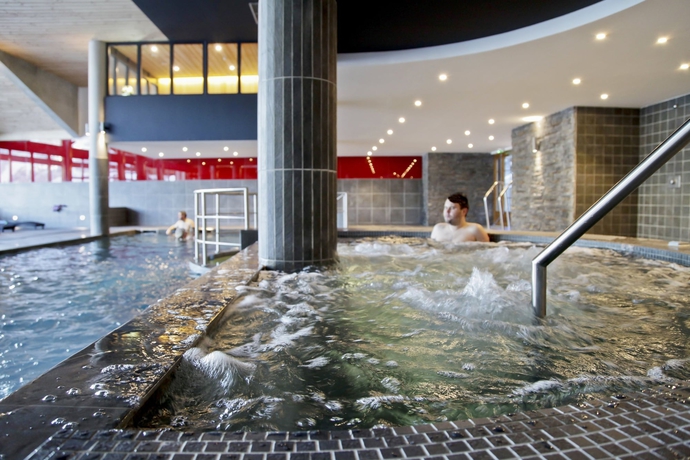 Imagen de la piscina del Hotel R&eacute;sidence Prestige Odalys Les Fermes De Chatel. Foto 19
