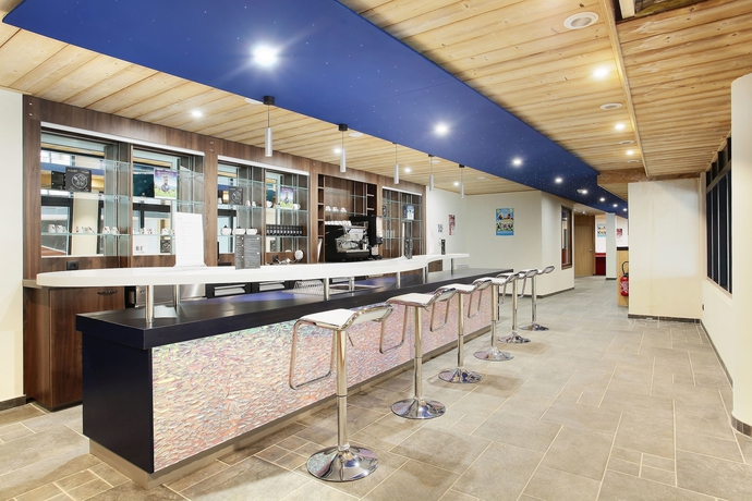 Imagen del bar/restaurante del Hotel R&eacute;sidence Prestige Odalys Les Fermes De Chatel. Foto 6