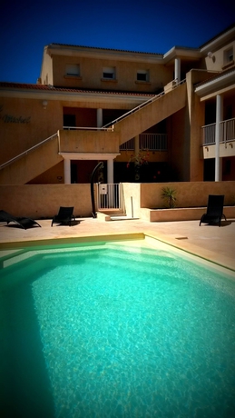 Imagen de la piscina del Hotel R&eacute;sidence Saint Michel. Foto 12