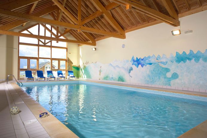 Imagen de la piscina del Hotel R&eacute;sidence et Chalets de la Fontaine du roi. Foto 18