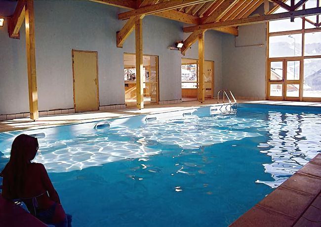 Imagen de la piscina del Hotel R&eacute;sidence et Chalets de la Fontaine du roi. Foto 19