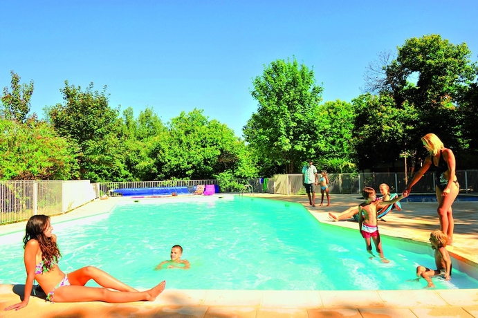 Imagen de la piscina del Hotel R&eacute;sidence les Balcons du Canigou. Foto 15