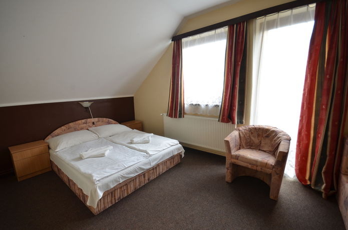 Imagen de la habitación del Hotel Révész. Foto 9