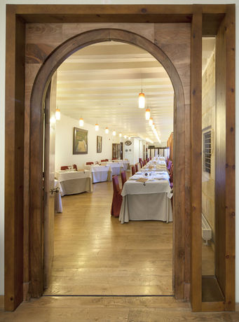 Imagen del bar/restaurante del Hotel Real Colegiata San Isidoro. Foto 2